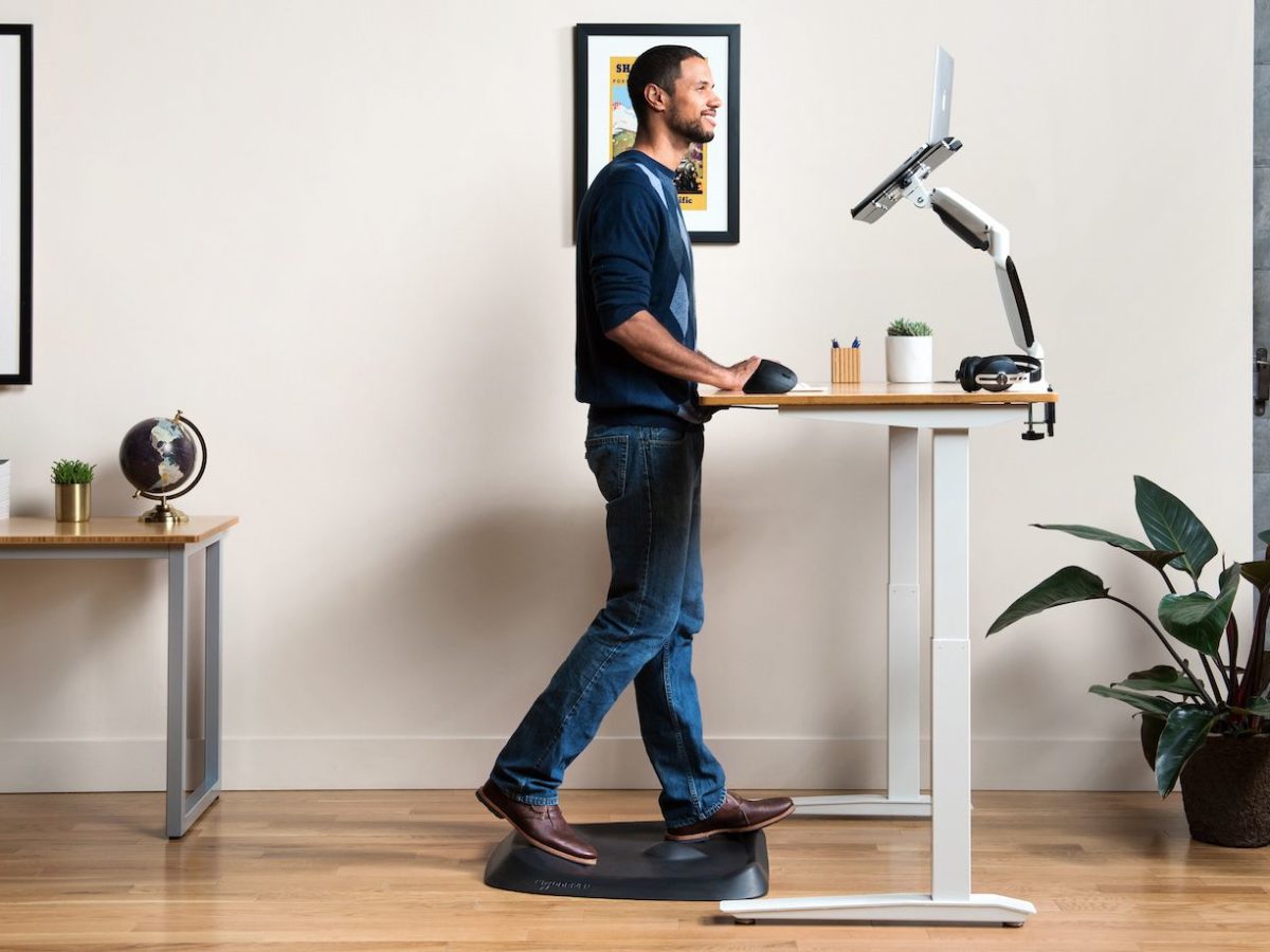 Standing desk. Рабочее место стоя. Стоячие рабочие места в офисе. Стол для стоячего рабочего места. Рабочее место стоя за компьютером.