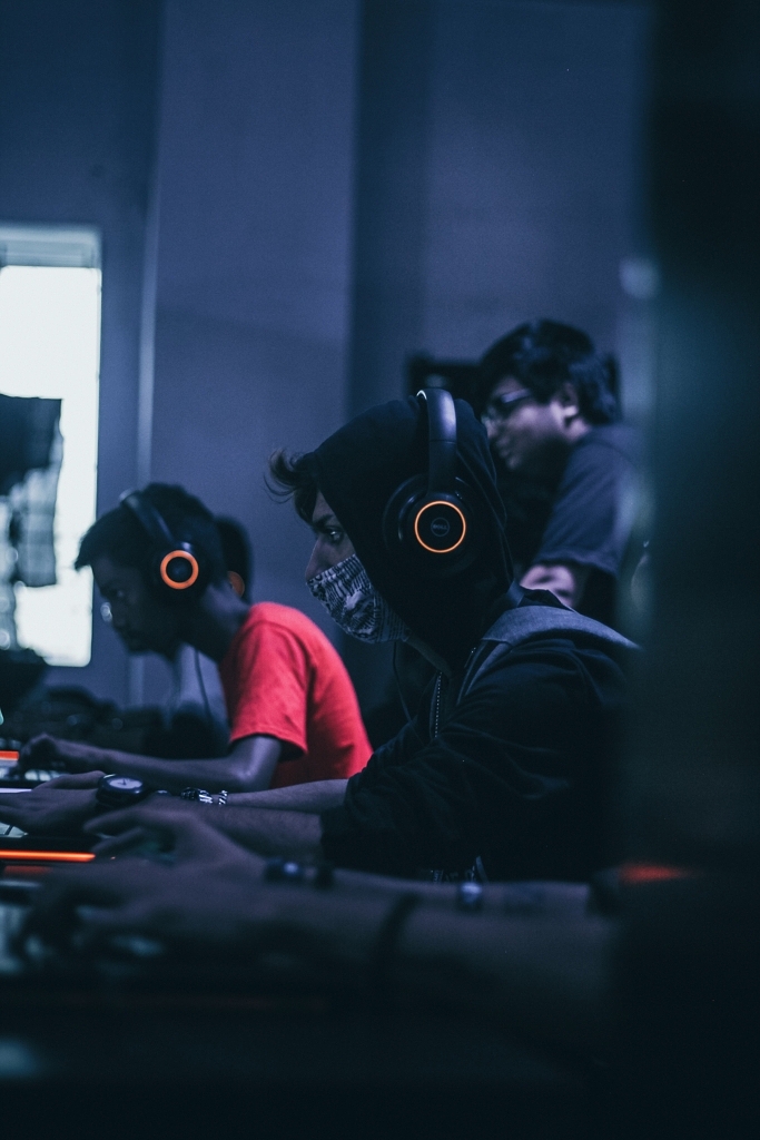 The hunched posture typical in gaming culture. (Note the extreme example exhibited by the player in the red shirt.)